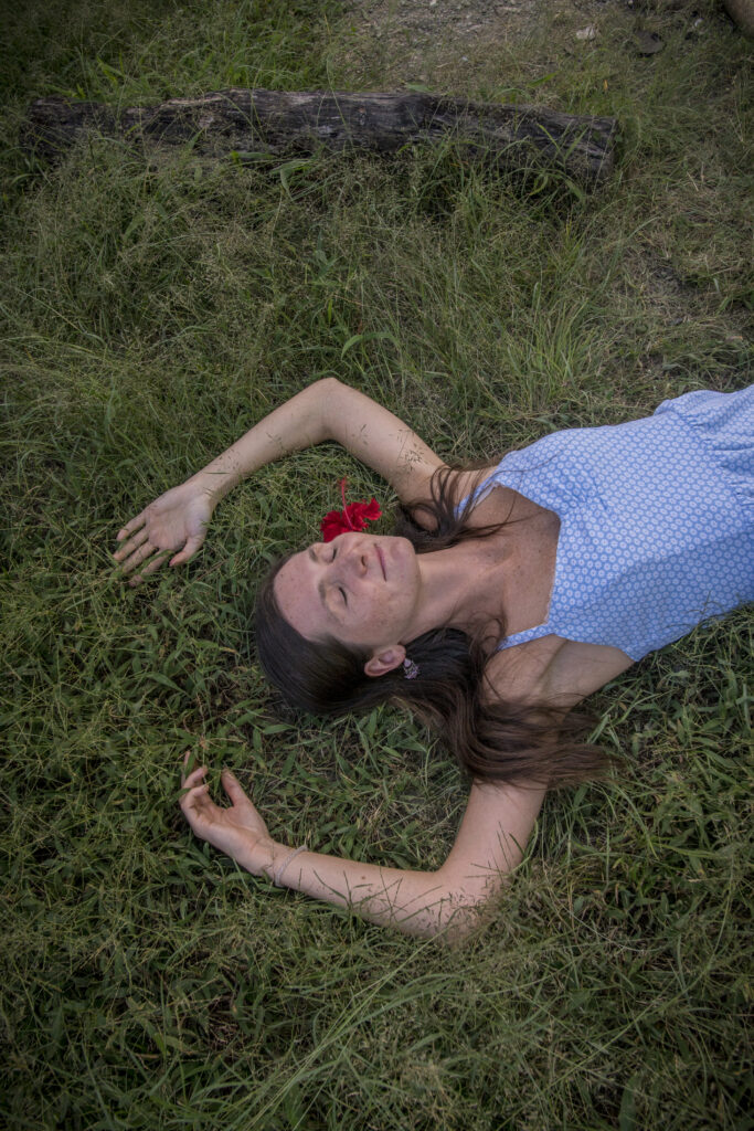 Nicol ležící v trávě